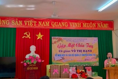 Công đoàn tổ chức chia tay cô giáo: Võ Thị Hạnh về hưu